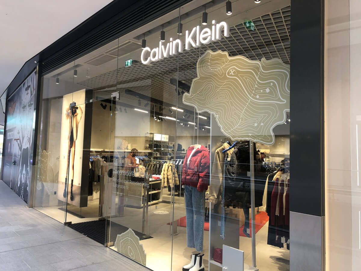 Frameless glass shopfront for a Calvin Klein store in a shopping centre