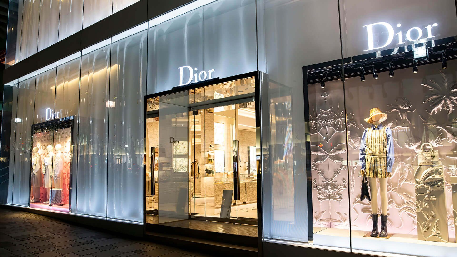 Aluminium and glass shopfront for a Dior boutique