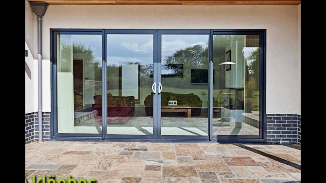 Large-pane lift and slide doors on a showroom